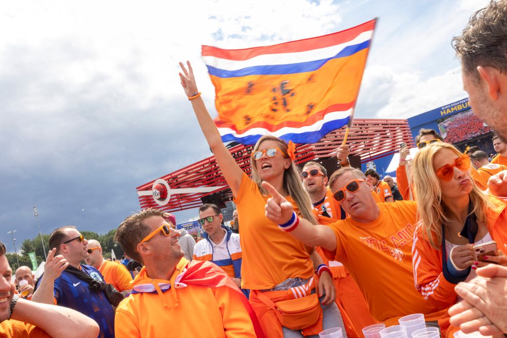 Die niederländischen Fans feierten am Sonntag ihren ersten EM-Sieg gegen Polen.