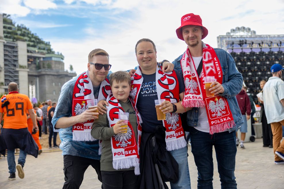 Pascal (32, von links), Maximilian (9), Barti (38) und Wjtek (36) drücken der polnischen Nationalmannschaft die Daumen.