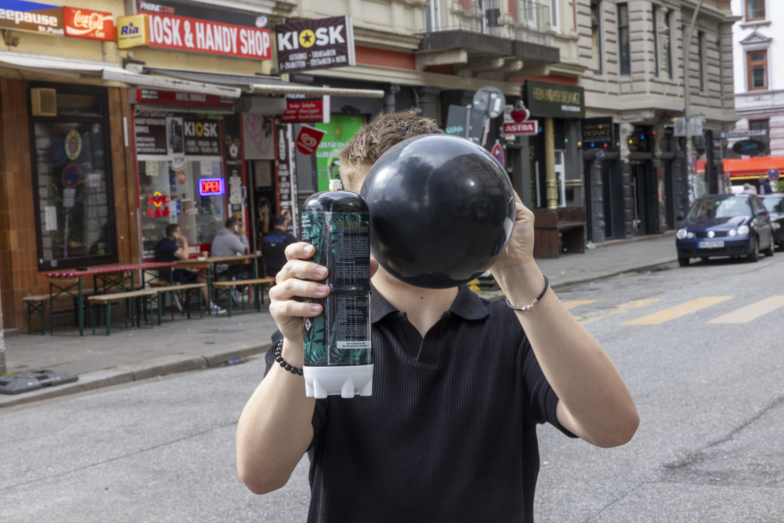 Testkäufer Lukas (16) mit einer Kartusche Lachgas und Luftballon, die er im „Kiosk“ an der Hein-Hoyer-Straße 5 gekauft hat.