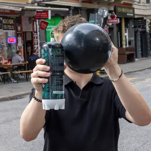 Testkäufer Lukas (16) mit einer Kartusche Lachgas und Luftballon, die er im „Kiosk“ an der Hein-Hoyer-Straße 5 gekauft hat.