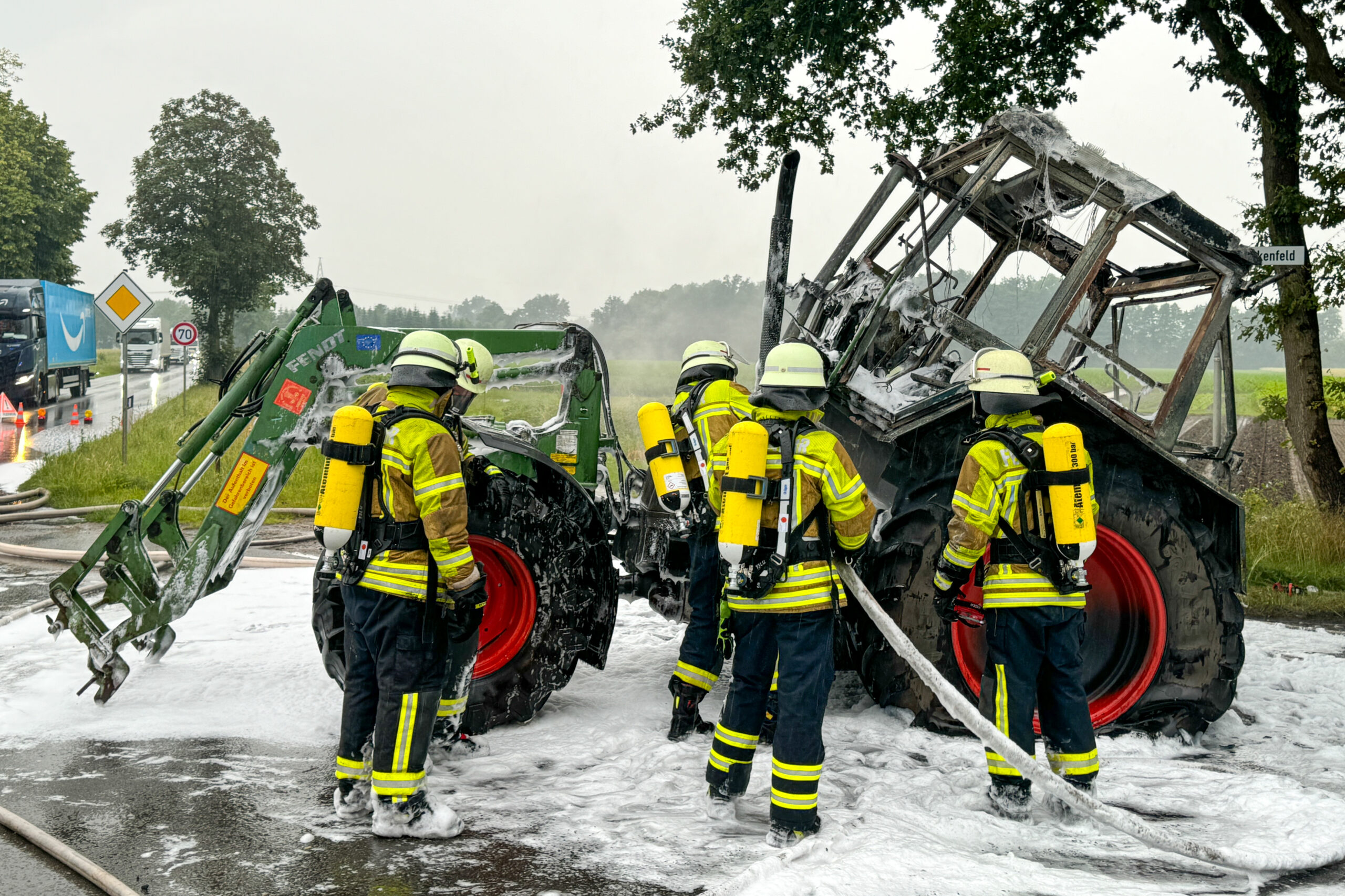 Feuerwehrleute löschen einen Traktor, der im Landkreis Harburg in Brand geraten war.