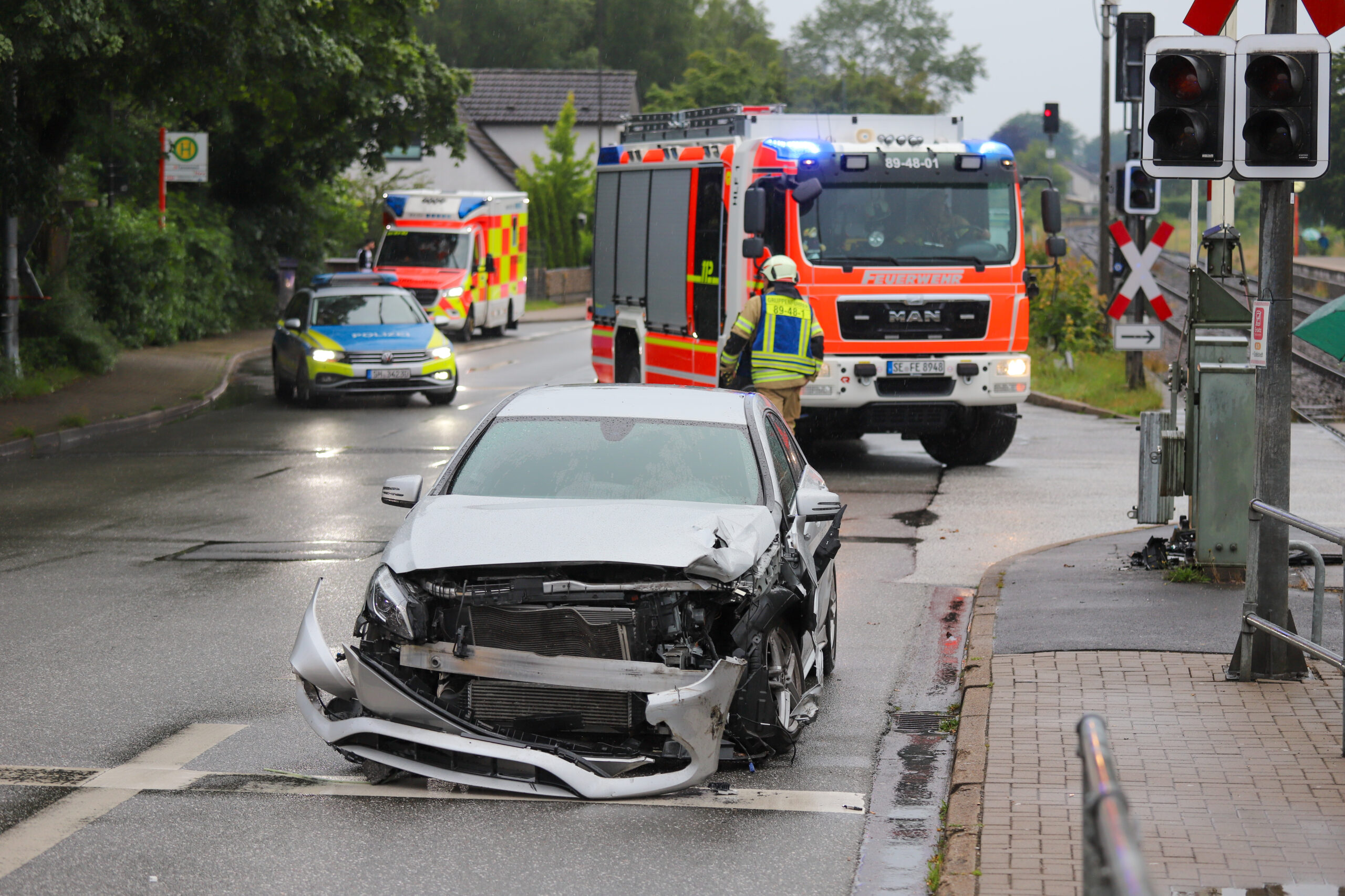 Die Front des Mercedes wurde bei der Kollision mit dem Zug zerstört.