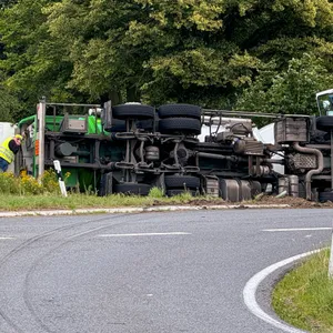 Lkw mit Gefahrgut auf Bundestraße umgekippt – Großalarm im Landkreis Lüneburg