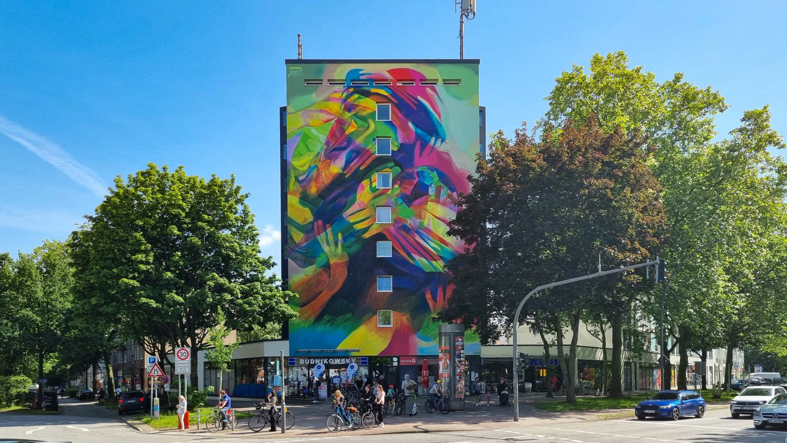 Das bunte Mural auf einer Hauswand