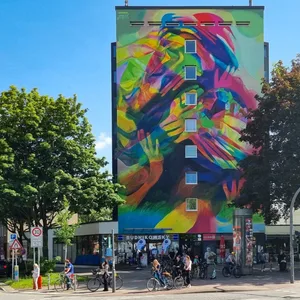 Das bunte Mural auf einer Hauswand