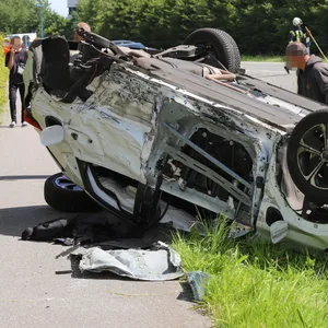 Der Kia-Fahrer wurde bei dem Unfall schwer verletzt.