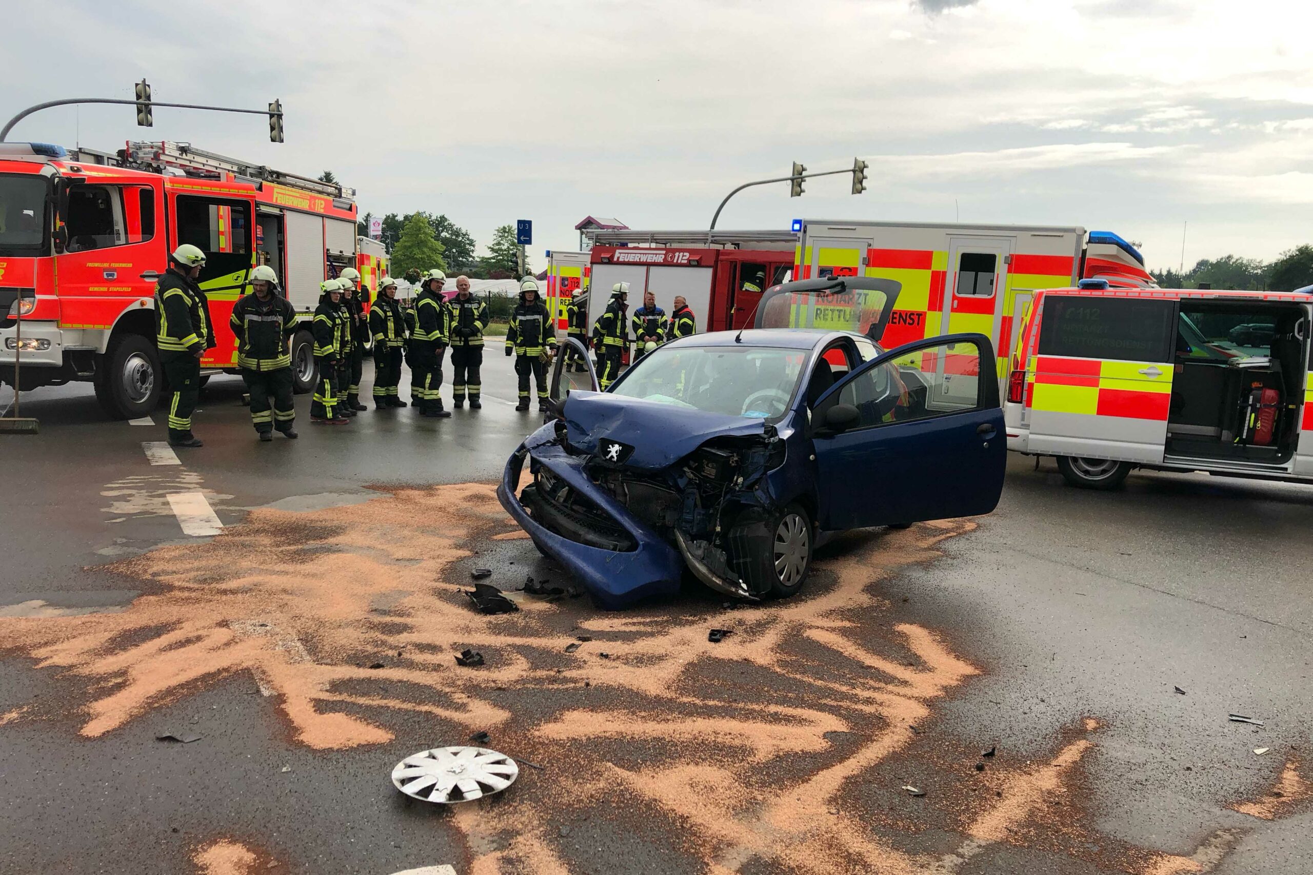 Der Unfallort in Braak: Auf der Kreuzung stieß dieser Peugeot mit einem Audi zusammen.