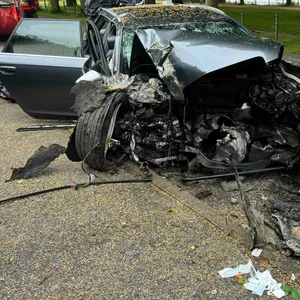 Mit hohen Tempo gegen Baum gerast – vier zum Teil schwer Verletzte bei Unfall in Wilstorf