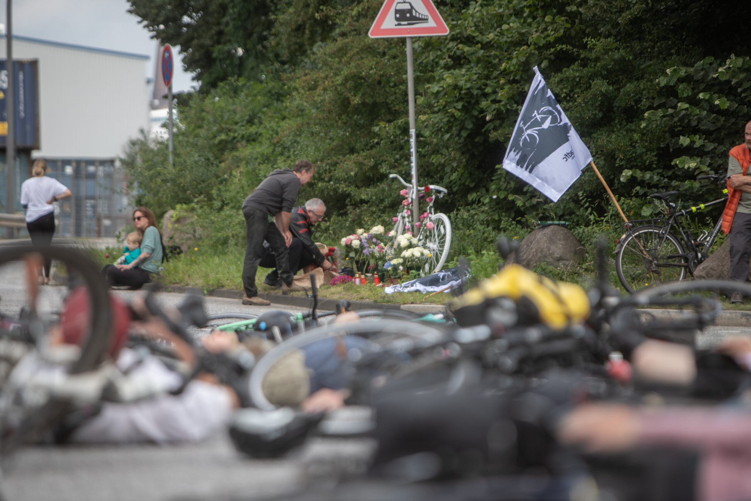 Radfahrerin in Hamburg bei Unfall ums Leben gekommen – ADFC organisiert Mahnwache und stellt Ghost-Bike auf