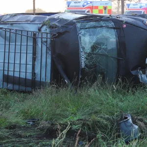 Kleinbus überschlägt sich auf Kreisstraße vor den Toten Hamburgs – neun Personen verletzt