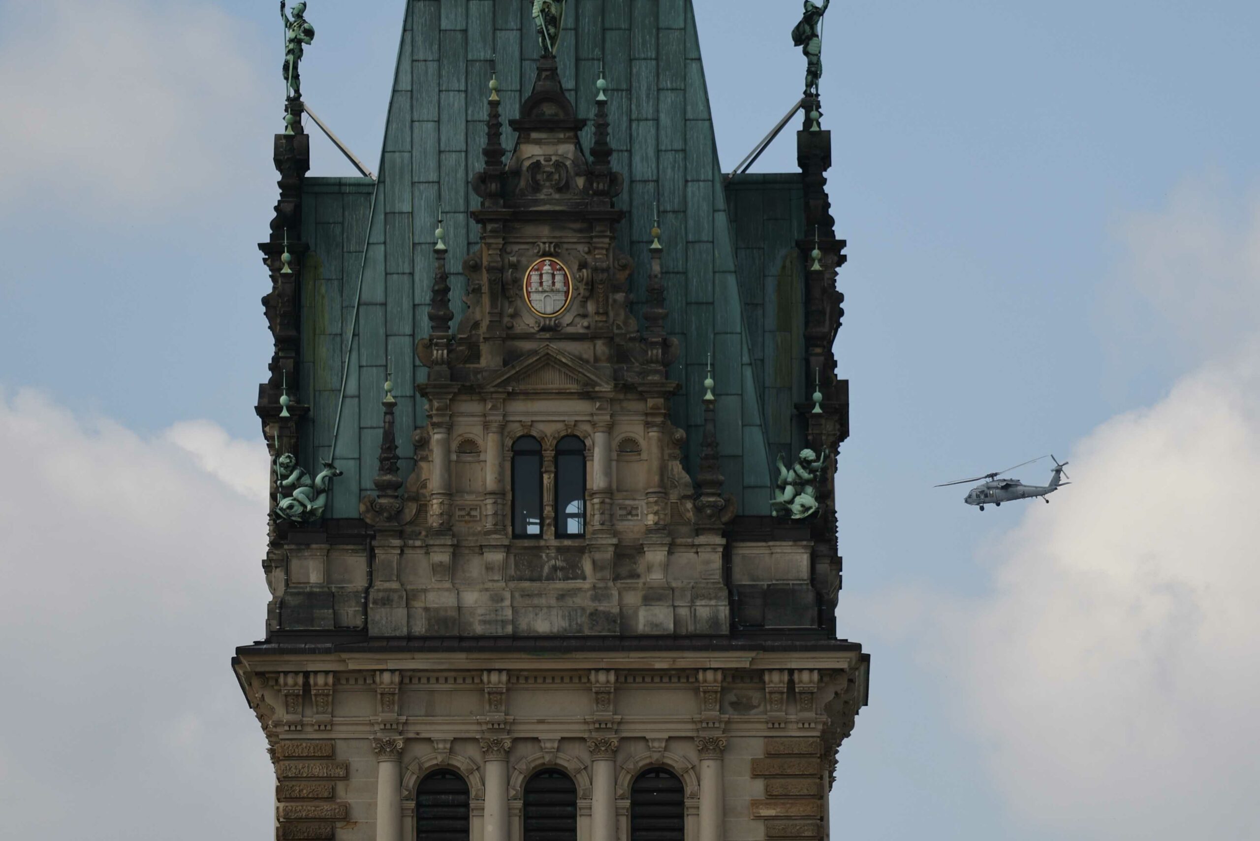 Ein Helikopter der US Army kreist um das Hamburger Rathaus.