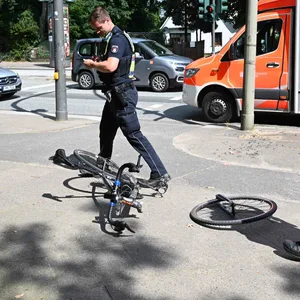 Polizisten am Unfallort.