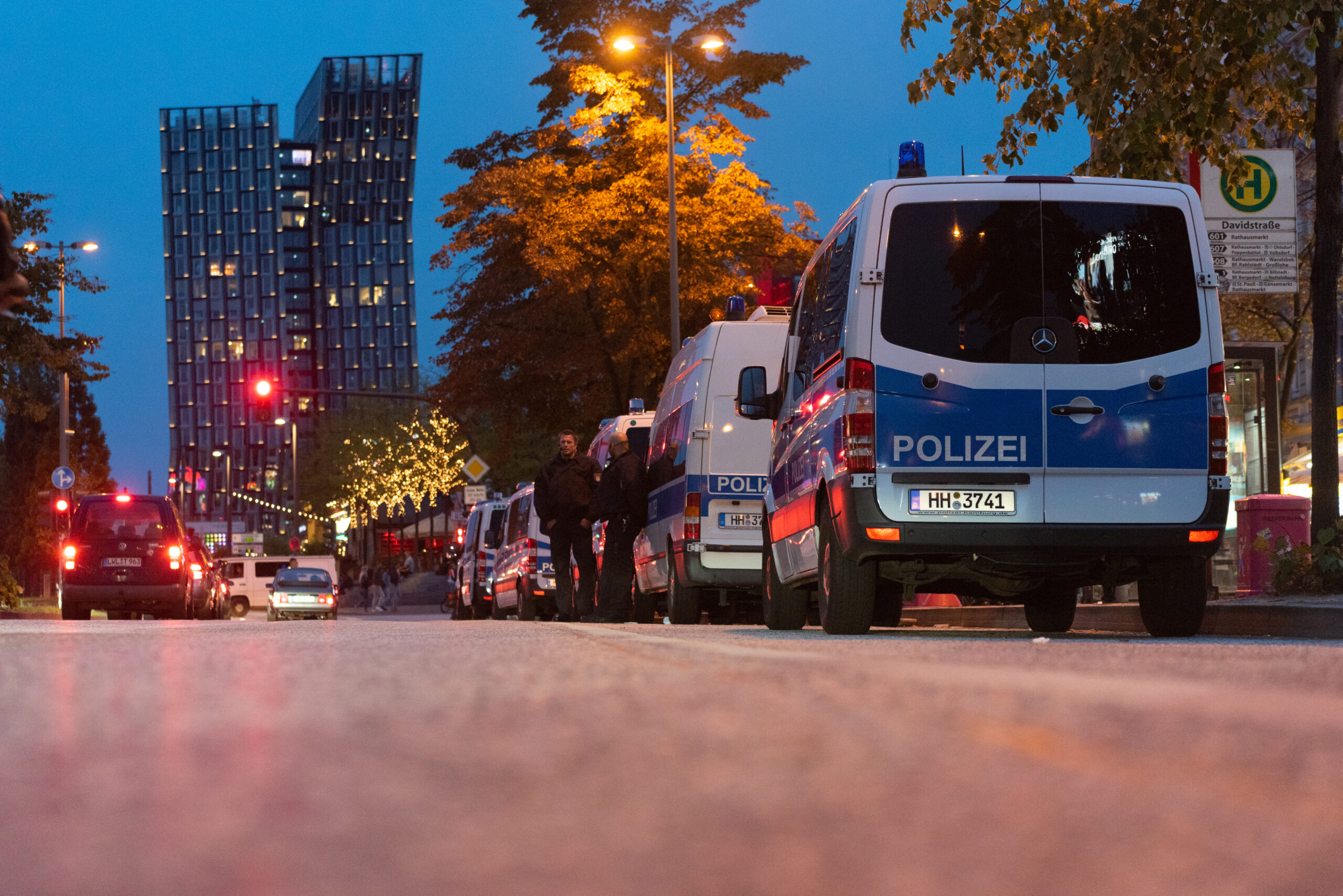 EM Fan-Zone auf heiligengeistfeld. Polizei verhindert größere Auseinandersetzung