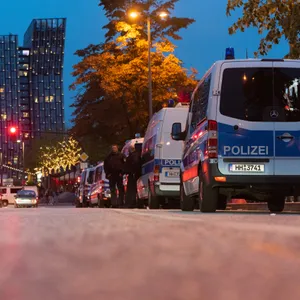 EM Fan-Zone auf heiligengeistfeld. Polizei verhindert größere Auseinandersetzung