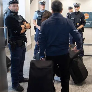Mann verrechnete sich bei Wiedereinreise in Hamburg – nun sitzt er in Haft