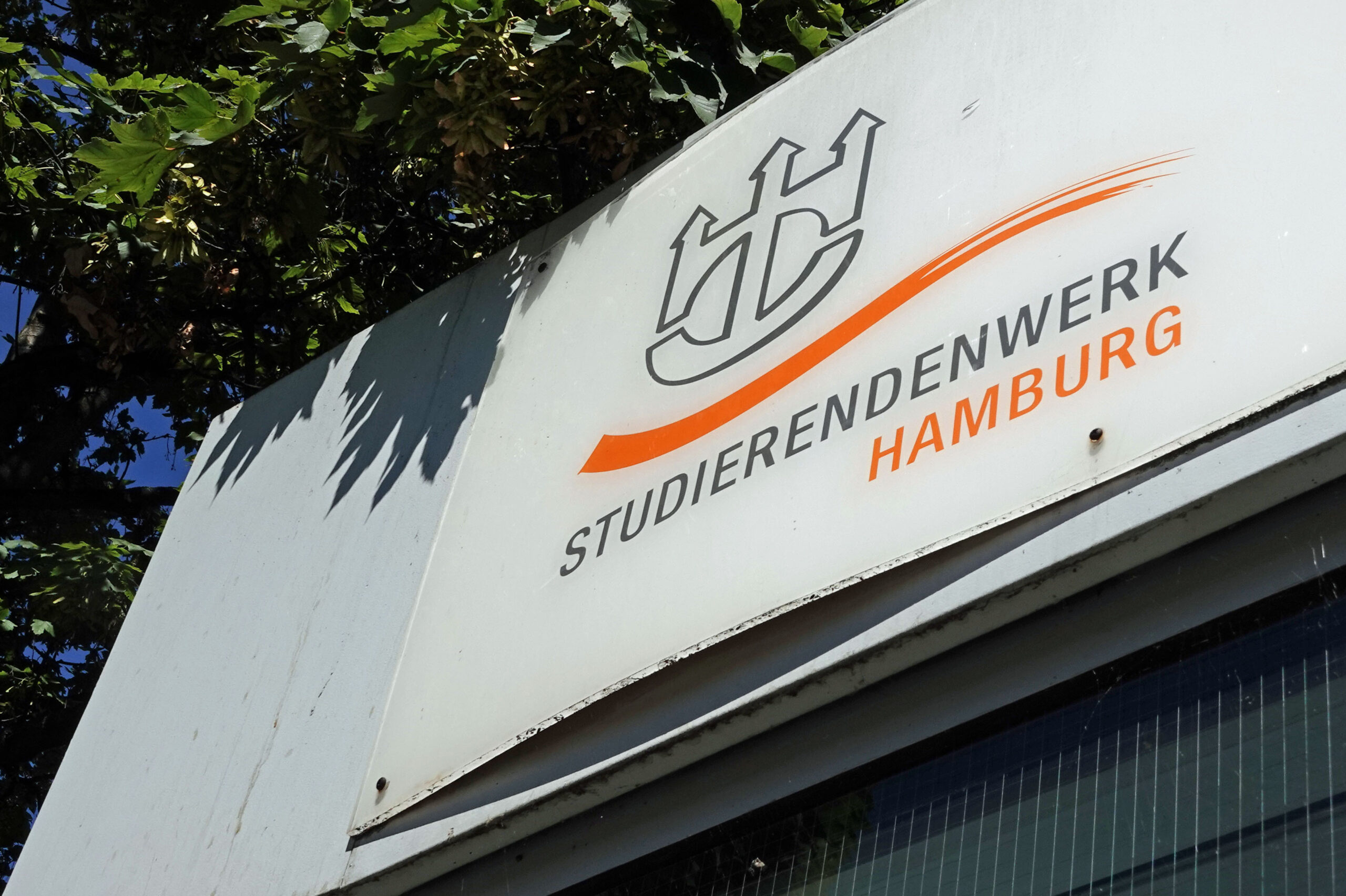 Das Logo und der Schriftzug des Studierendenwerks Hamburg ist auf dem Campus der Universität zu sehen.