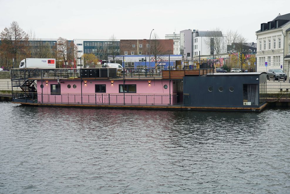 Das sanierte und pink angestrichene Hausboot „Magdeburg“ liegt im Harburger Binnenhafen vor Anker.