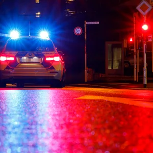 Der Fahrer schlief an einer roten Ampel ein. (Symbolfoto)