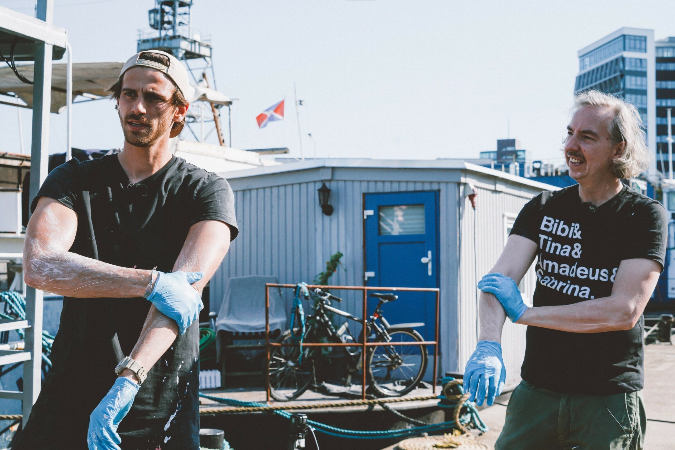 Fynn Kliemann und Olli Schulz während der Umbauarbeiten am Hausboot