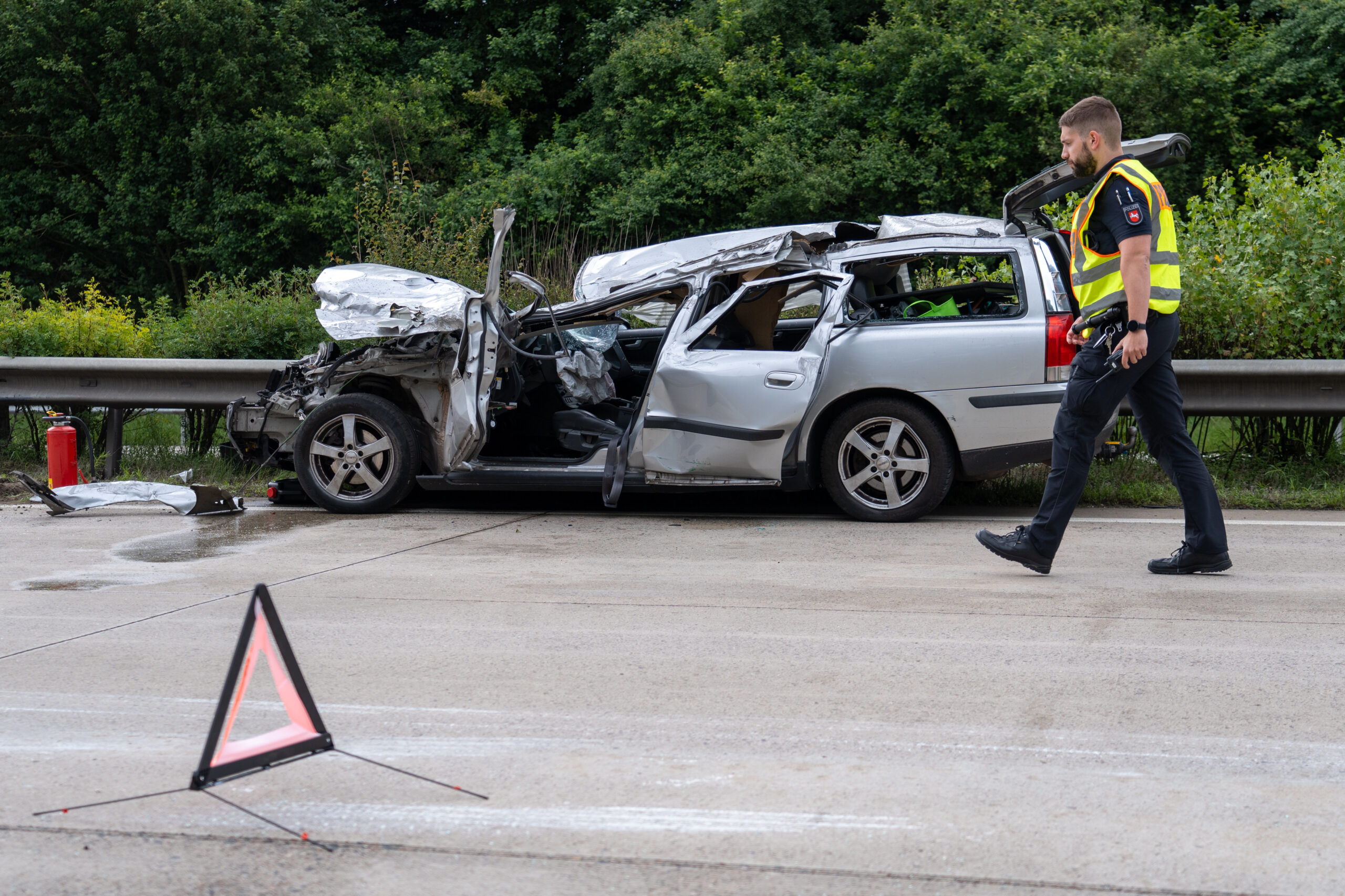 Schwerer Unfall auf A7 im Heidekreis. Auto gerät unter Lkw – Fahrer schwer verletzt