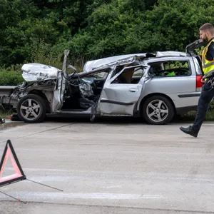 Schwerer Unfall auf A7 im Heidekreis. Auto gerät unter Lkw – Fahrer schwer verletzt