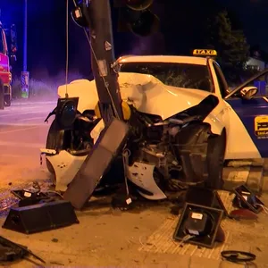 Der Taxifahrer krachte nahezu ungebremst in den Ampelmast.