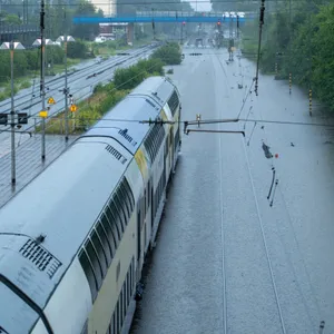 Die Gleise des Tostedter Bahnhofs im Landkreis Harburg waren überflutet.