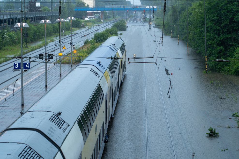Die Gleise des Tostedter Bahnhofs im Landkreis Harburg sind überflutet worden – die Strecke nach Bremen ist deshalb gesperrt.
