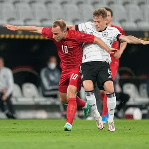 Christian Eriksen im Zweikampf mit Joshua Kimmich