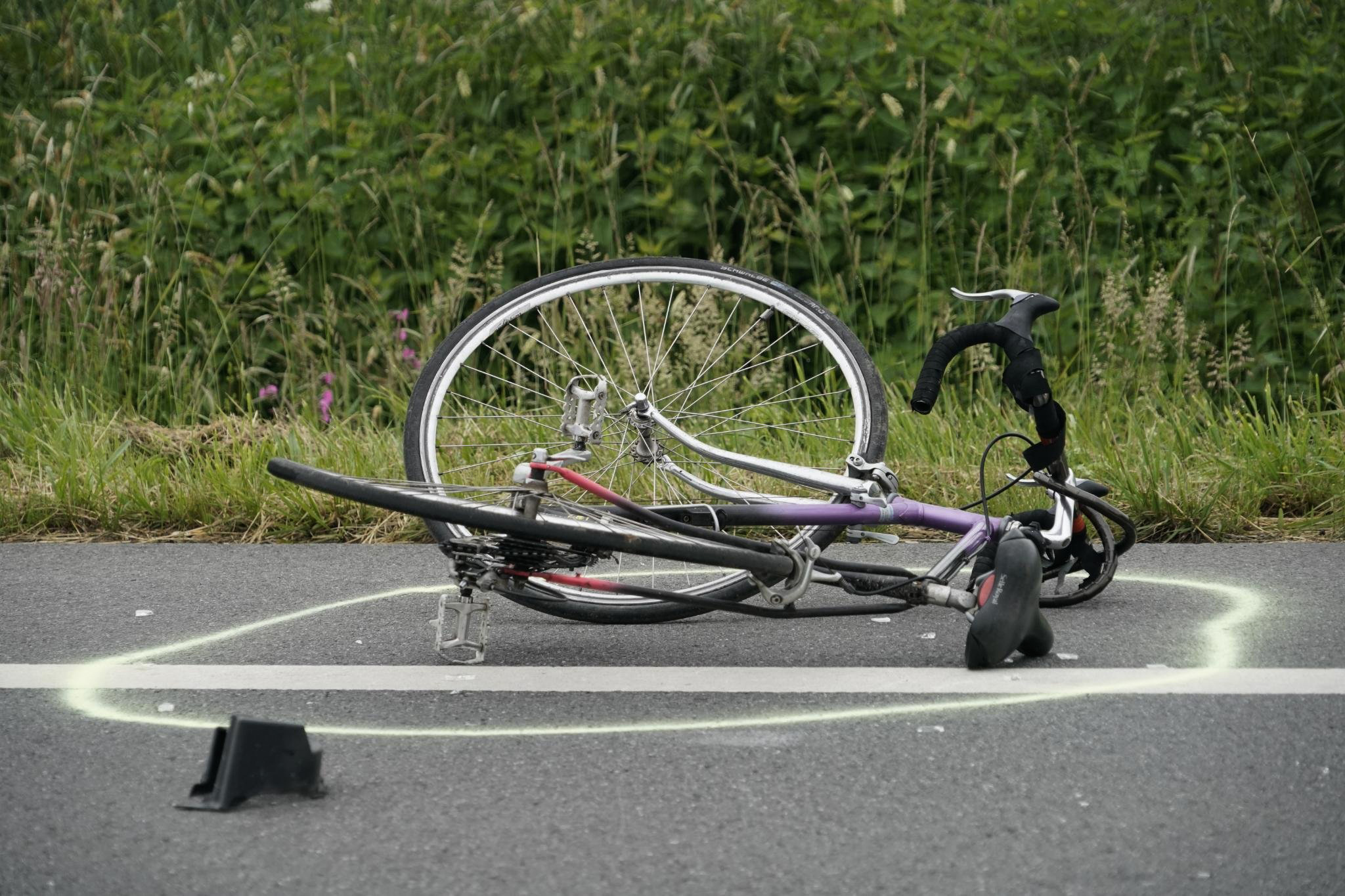 Kaputtes Fahrrad liegt auf der Straße