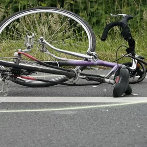 Kaputtes Fahrrad liegt auf der Straße