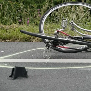 Bei Bad Oldesloe: Senior erfasst Radfahrer beim Überholen und verletzt ihn. Danach flüchtet der Mann mit seinem Auto