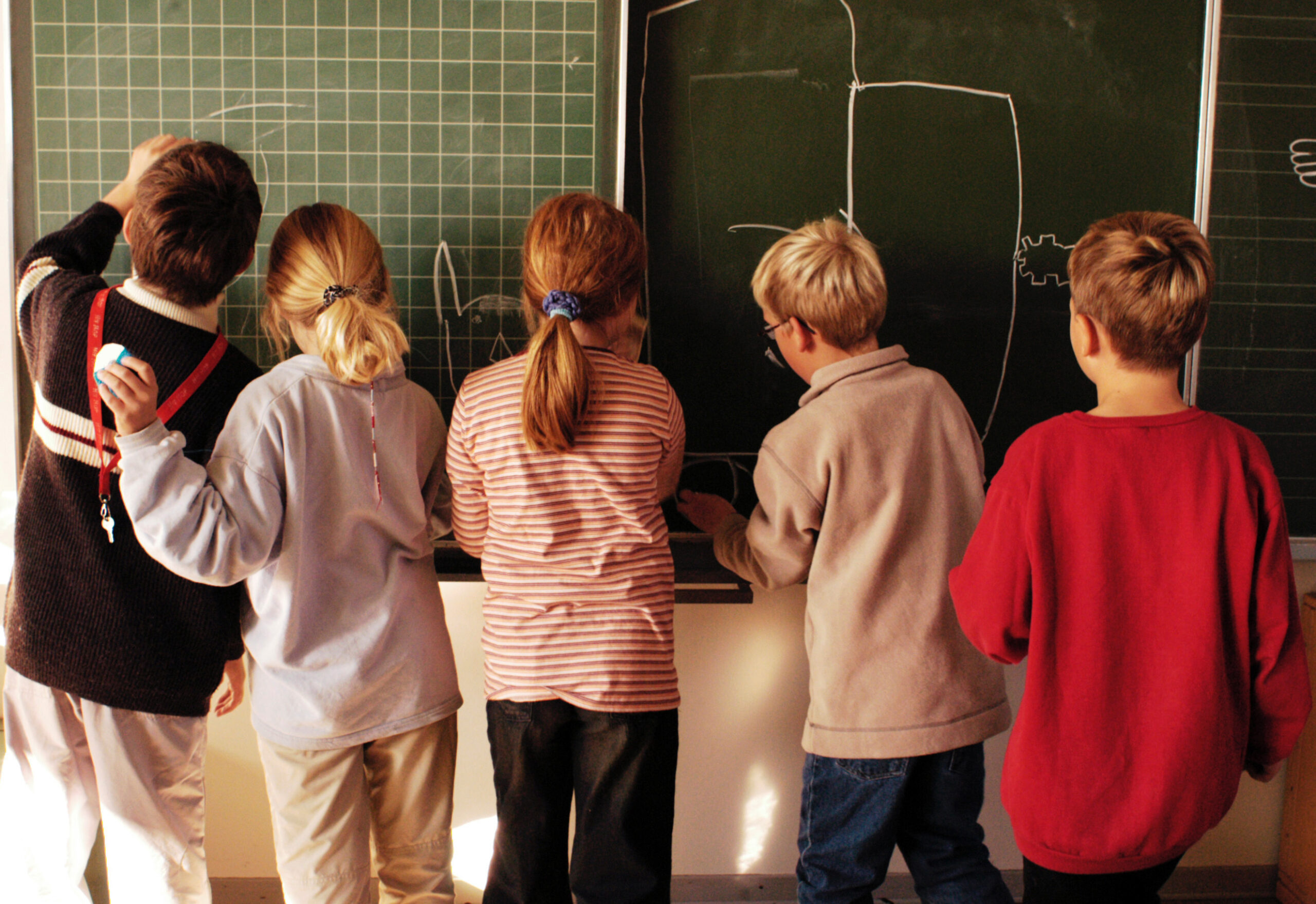 Schulkinder an der Tafel