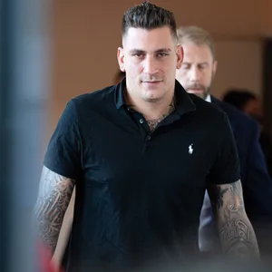 Gzuz verlässt mit seinem Anwalt Christopher Posch einen Gerichtssaal im Landgericht.