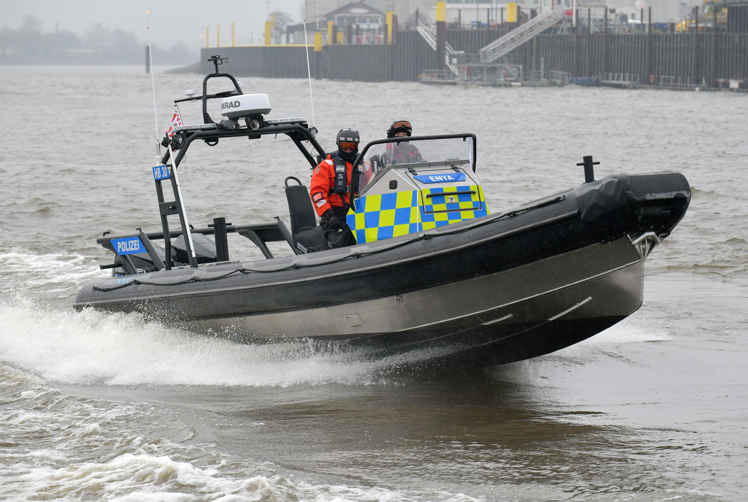 Mitarbeiter der Wasserschutzpolizei Bremen fahren mit ihrem Boot auf der Weser.