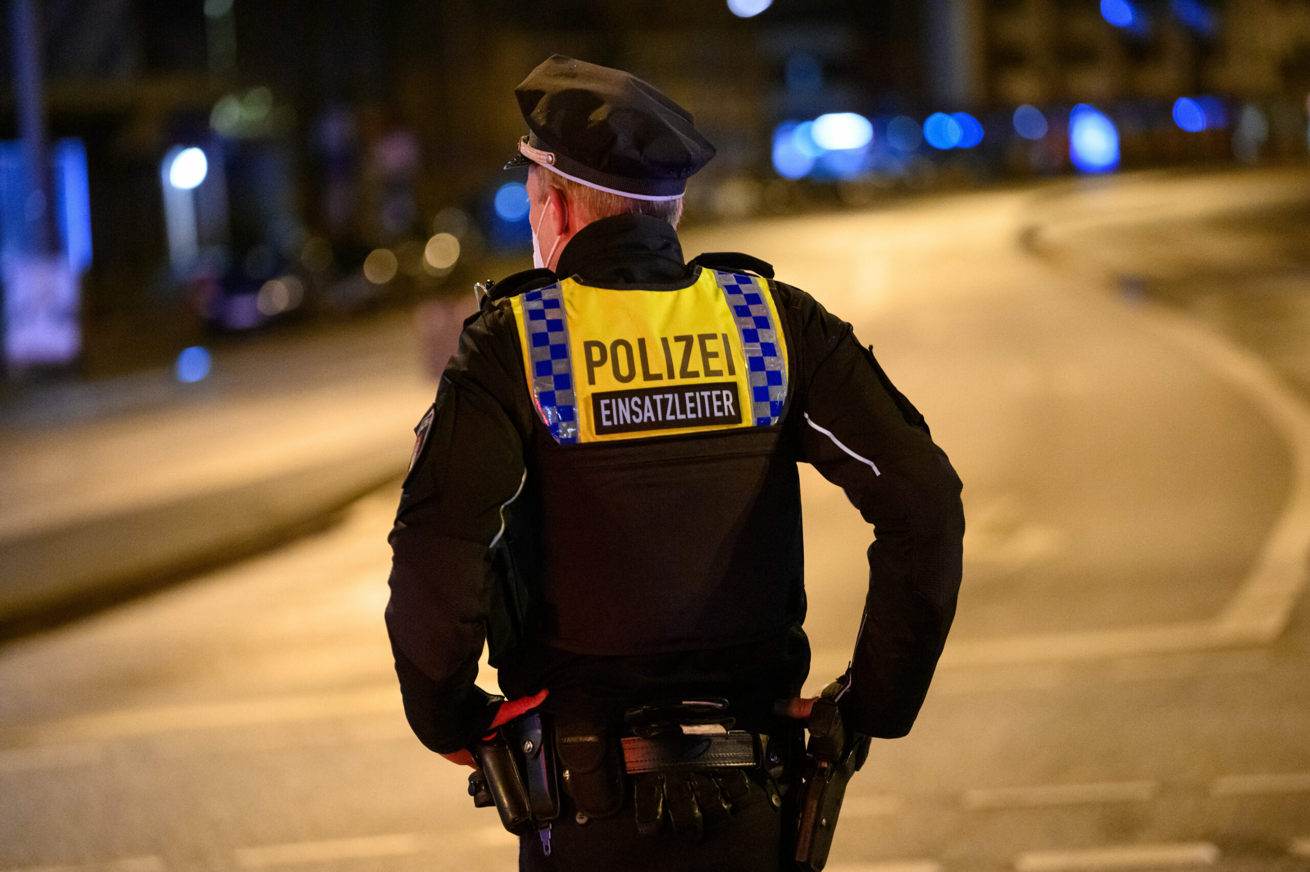 Eskalation bei Verkehrskontrolle – Mann tritt Polizisten gegen Kopf – drei verletzte Beate in Rotherbaum