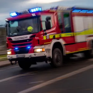Ein Feuerwehrfahrzeug auf der Autobahn im Einsatz. (Symbolbild)