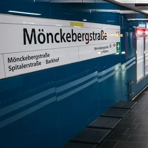 Somalier läuft mit gezügtem Messer durch den Bahnhof Mönckbergstra0e und bedroht Passanten – Polizei sucht Zeugen.