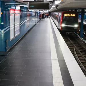 Ein Zug der Linie U3 fährt in die Haltestelle Mönckebergstraße ein. (Symbolfoto)