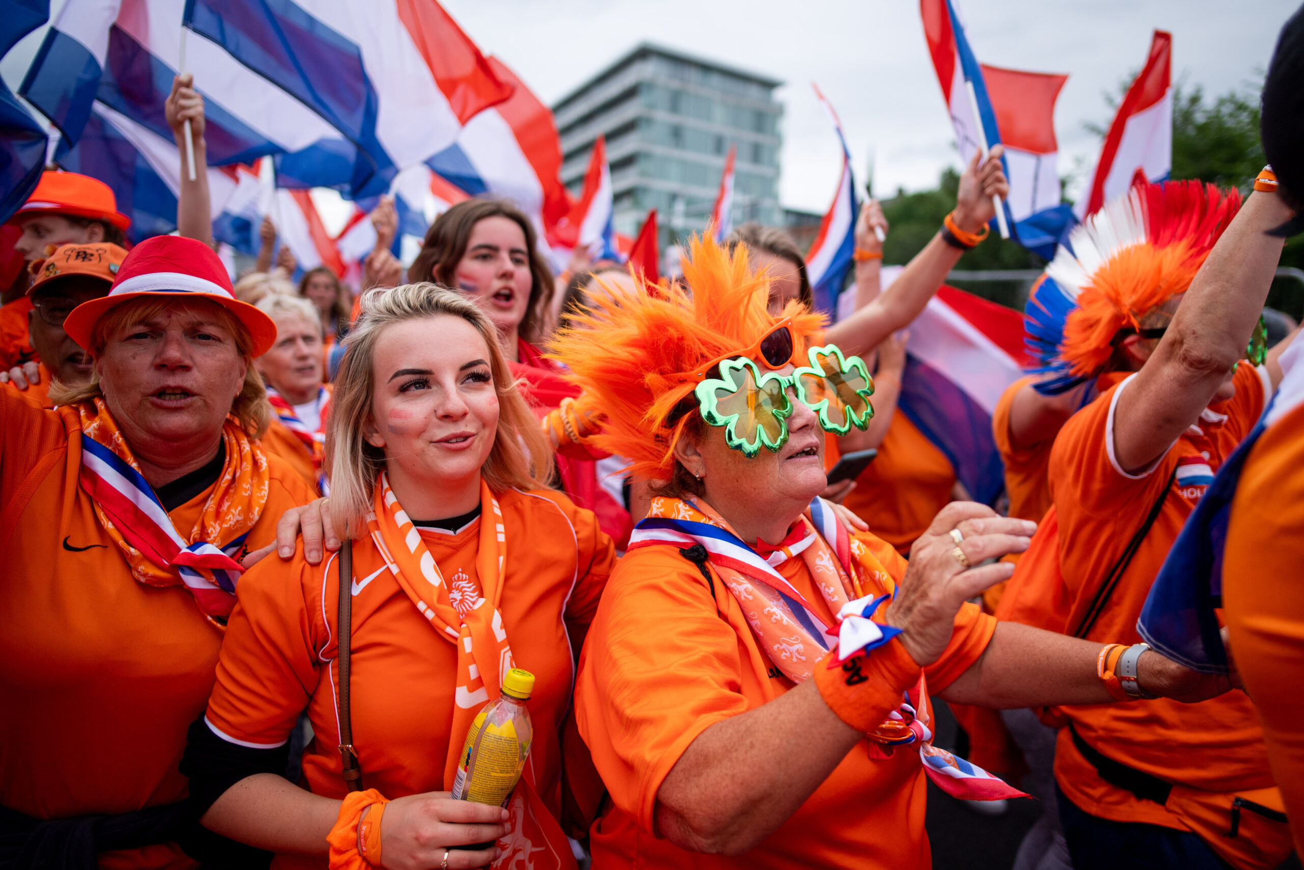 Oranje-Fans jubeln in Hamburg