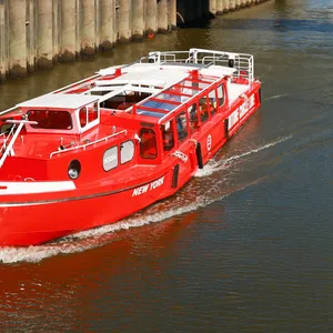 Barkassen ziehen über die Elbe an den Landungsbrücken vorbei (Symbolbild).