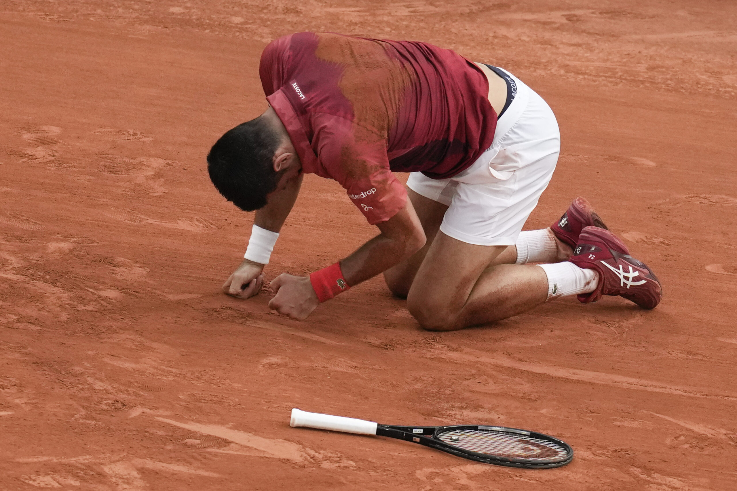 Novak Djokovic nach seinem Sturz im Achtelfinale