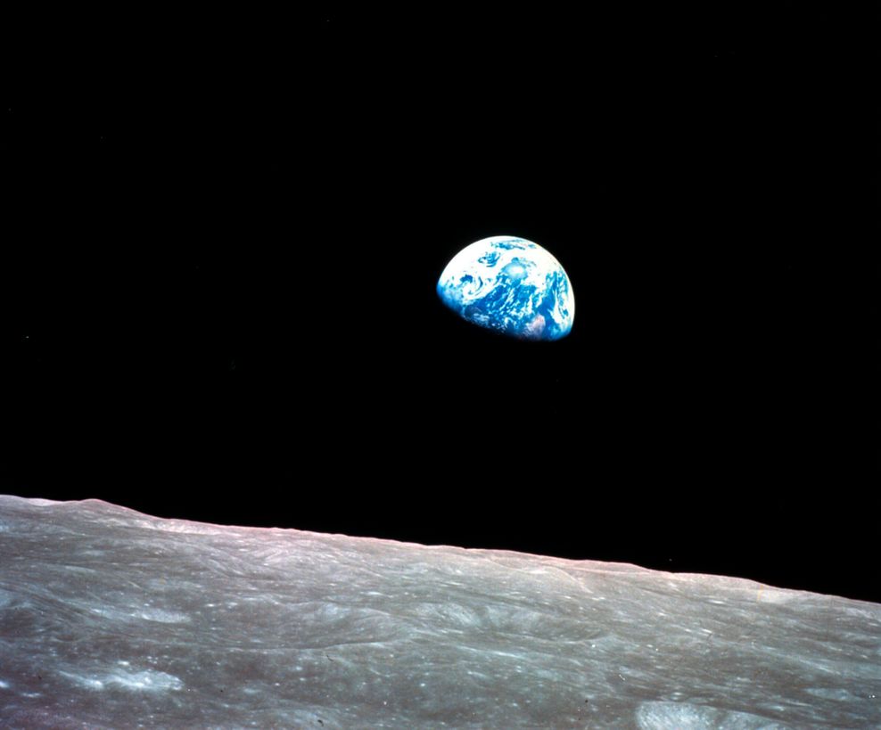 Die Erde mit dem Mond im Vordergrund