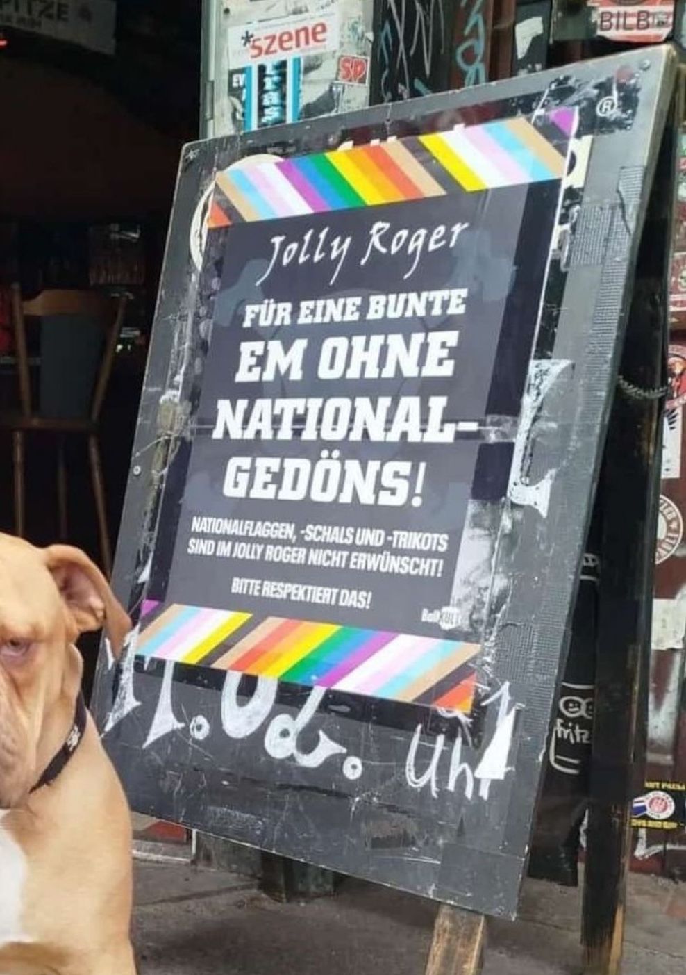 „Für eine bunte EM ohne National-Gedöns“, steht auf dem Schild vor der Kneipe „Jolly Roger“,