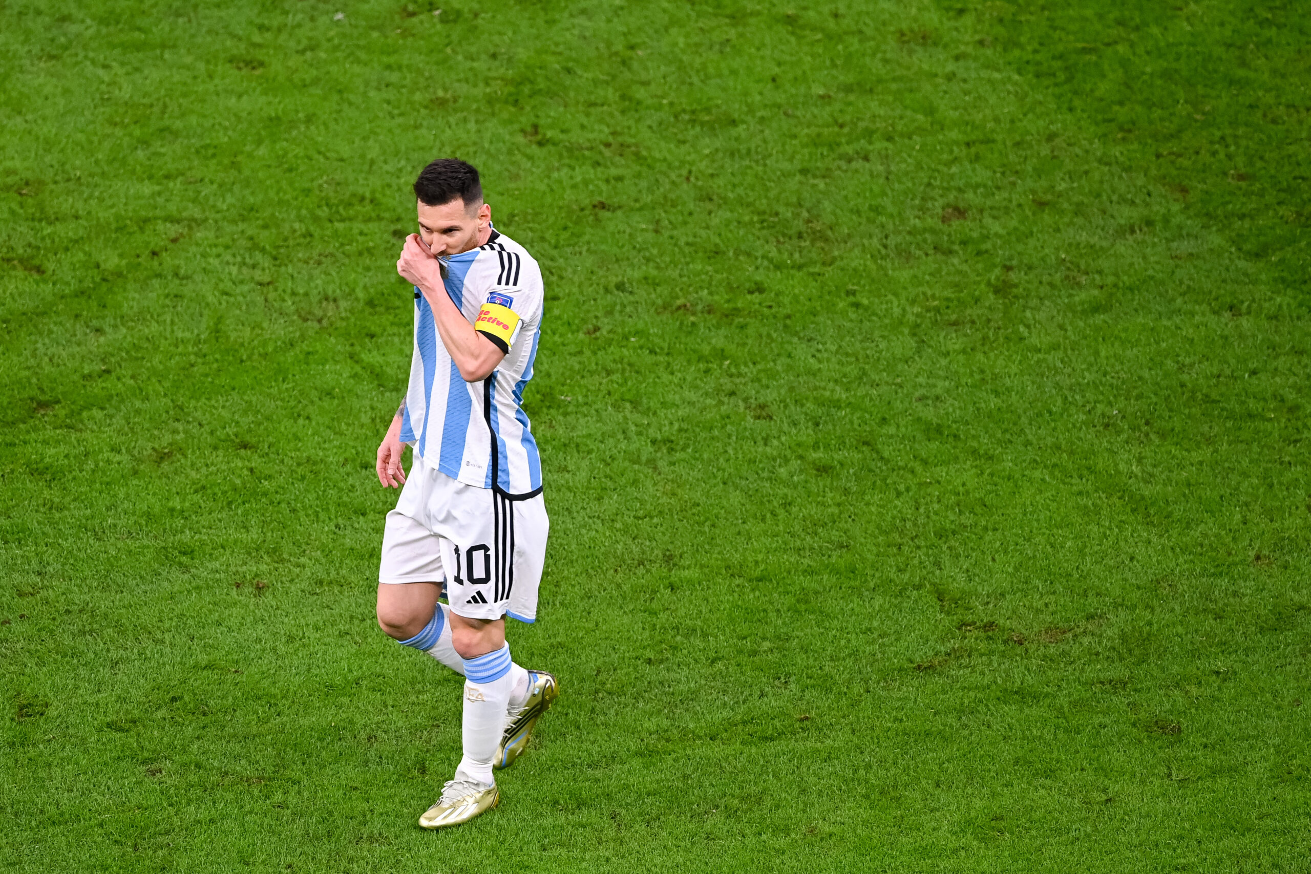 Lionel Messi nachdenklich im Argentinien-Trikot