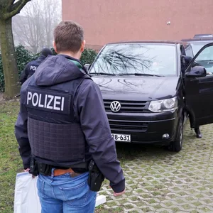 In ganz Deutschland wurden am Donnerstag Wohnungen wegen Hasskriminalität im Netz durchsucht. Allein fünf in Hamburg. (Symbolbild).