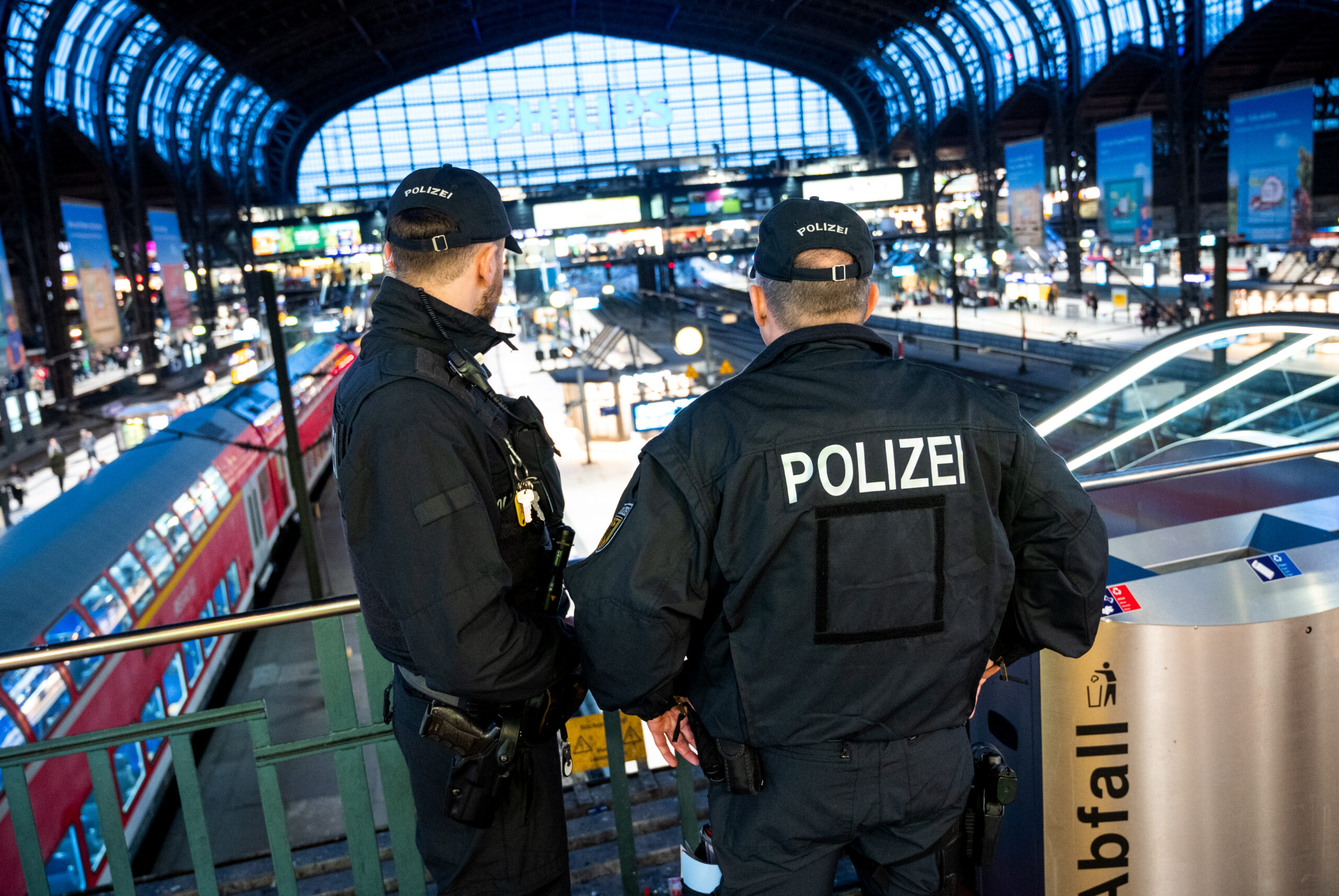 Einsatzkräfte der Bundespolizei kontrollieren am Hauptbahnhof die Bahnsteige