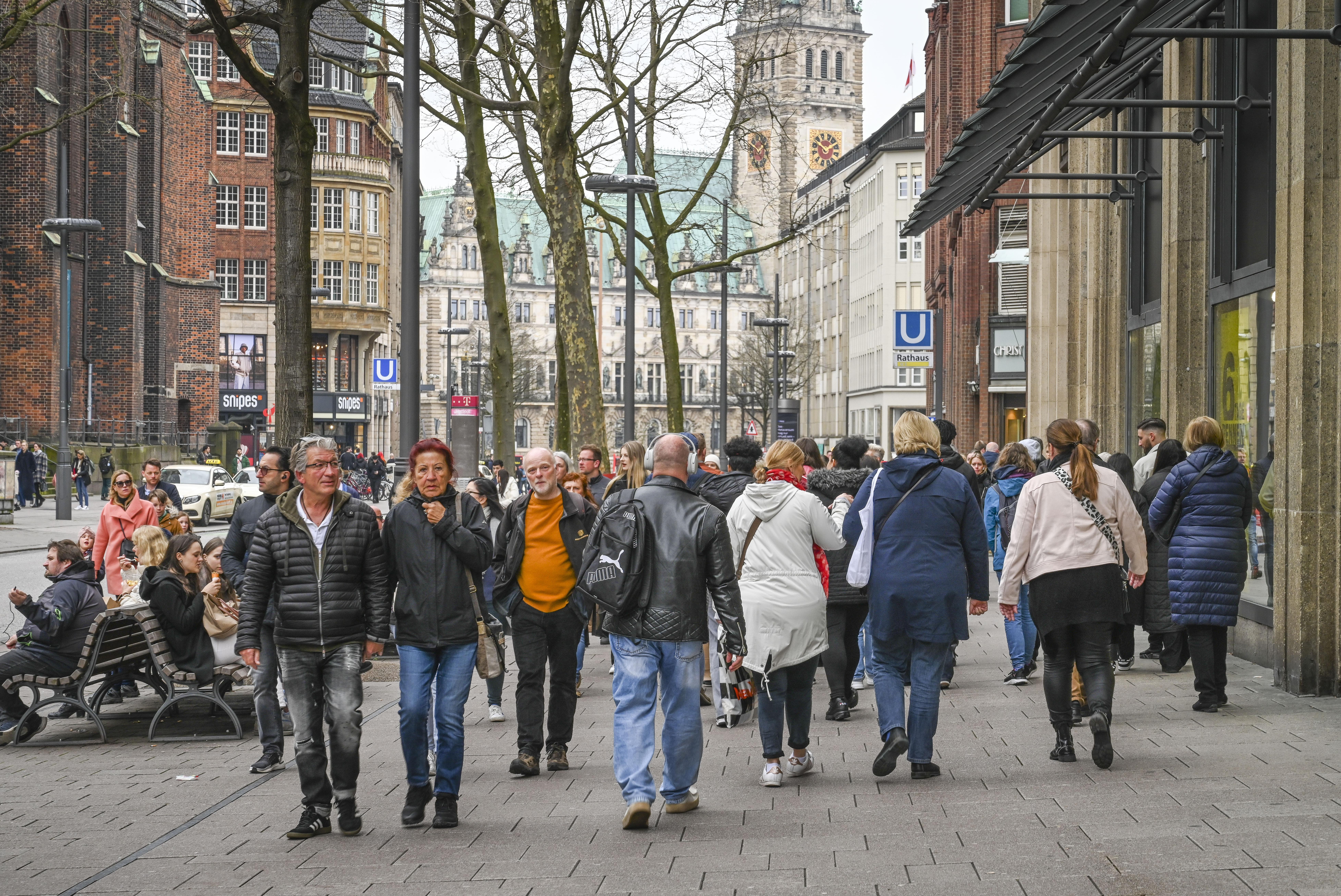 Passanten laufen an der Mönckebergstraße entlang.