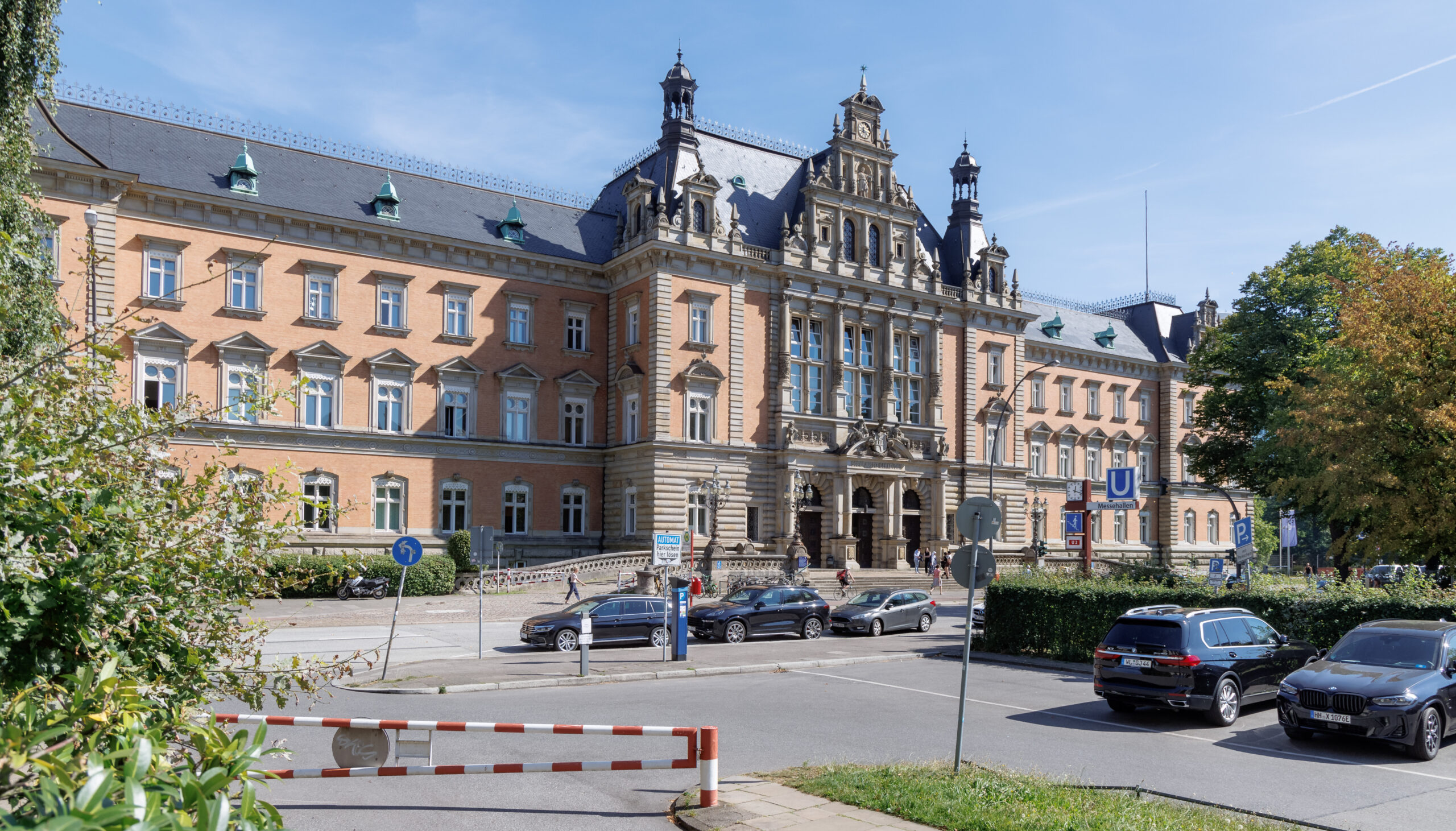 Blick auf das Landgericht Hamburg. Am vergangenen Freitag wurden drei Männer in einem Schwarzgeld-Prozess zu mehrjährigen Haftstrafen verurteilt.
