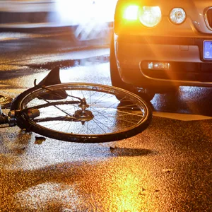 Fahrrad nach einem Unfall mit einem Auto (Archivbild).
